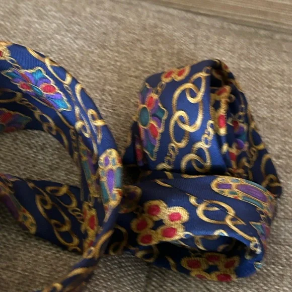 CHANEL Blue and Gold Patterned Tie - Picture 4 of 11